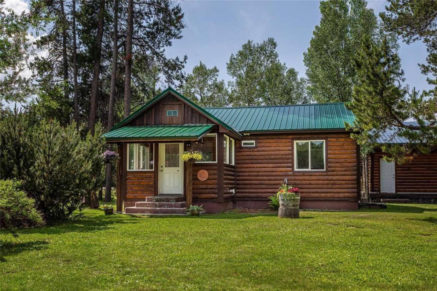 Glacier Homestead Coram Exterior photo