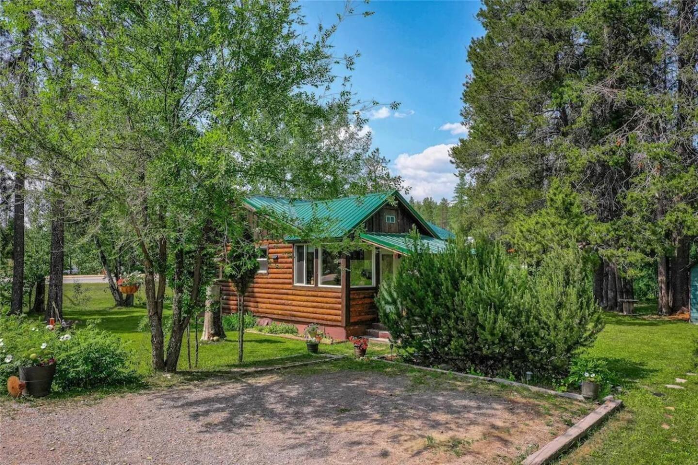 Glacier Homestead Coram Exterior photo